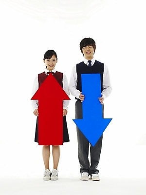 포토 JPG 스튜디오촬영 전신 학생 여학생 여자 교육 남자 교복 화살표 남학생 포즈 청소년 고등학생 누끼 사람 두명 10대 친구 스쿨라이프 경쟁 한국인 발전 라이벌 하락 방향 상승 성적 십대만 국내포토 라이프스타일 옷 컨셉 학교 관계 실내 동양인 파일형식