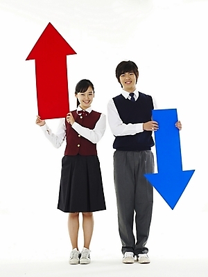 포토 JPG 스튜디오촬영 전신 학생 여학생 여자 교육 남자 교복 화살표 남학생 포즈 청소년 고등학생 누끼 사람 두명 10대 친구 스쿨라이프 경쟁 한국인 발전 라이벌 하락 방향 상승 성적 십대만 국내포토 라이프스타일 옷 컨셉 학교 관계 실내 동양인 파일형식