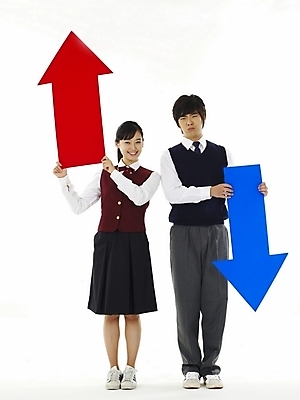 포토 JPG 스튜디오촬영 전신 학생 여학생 여자 교육 남자 교복 화살표 남학생 포즈 청소년 고등학생 누끼 사람 두명 10대 친구 스쿨라이프 경쟁 한국인 발전 라이벌 하락 방향 상승 성적 십대만 국내포토 라이프스타일 옷 컨셉 학교 관계 실내 동양인 파일형식