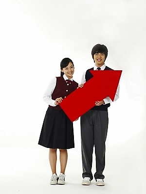 포토 JPG 스튜디오촬영 전신 학생 여학생 여자 교육 남자 교복 화살표 남학생 포즈 청소년 고등학생 누끼 사람 두명 10대 친구 스쿨라이프 한국인 발전 방향 상승 성적 십대만 국내포토 라이프스타일 옷 컨셉 학교 관계 실내 동양인 파일형식