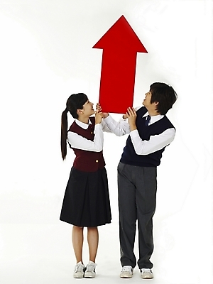 포토 JPG 스튜디오촬영 전신 학생 여학생 여자 교육 남자 교복 화살표 남학생 포즈 청소년 고등학생 누끼 사람 두명 10대 친구 스쿨라이프 한국인 발전 방향 상승 성적 십대만 국내포토 라이프스타일 옷 컨셉 학교 관계 실내 동양인 파일형식