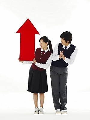 포토 JPG 스튜디오촬영 전신 학생 여학생 여자 교육 남자 교복 화살표 남학생 포즈 청소년 고등학생 누끼 사람 두명 10대 친구 스쿨라이프 한국인 발전 방향 상승 성적 십대만 국내포토 라이프스타일 옷 컨셉 학교 관계 실내 동양인 파일형식