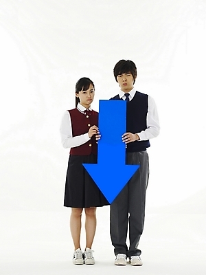 포토 JPG 스튜디오촬영 전신 학생 여학생 여자 교육 남자 교복 화살표 남학생 포즈 청소년 고등학생 누끼 사람 두명 10대 친구 스쿨라이프 한국인 하락 방향 성적 십대만 국내포토 라이프스타일 옷 컨셉 학교 관계 실내 동양인 파일형식