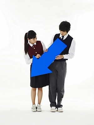 포토 JPG 스튜디오촬영 전신 학생 여학생 여자 교육 남자 교복 화살표 남학생 포즈 청소년 고등학생 누끼 사람 두명 10대 친구 스쿨라이프 한국인 하락 방향 성적 십대만 국내포토 라이프스타일 옷 컨셉 학교 관계 실내 동양인 파일형식