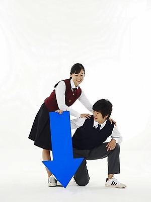 포토 JPG 스튜디오촬영 전신 학생 여학생 여자 교육 남자 교복 화살표 남학생 포즈 청소년 고등학생 누끼 사람 두명 10대 친구 스쿨라이프 한국인 하락 방향 성적 십대만 국내포토 라이프스타일 옷 컨셉 학교 관계 실내 동양인 파일형식