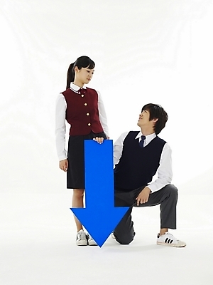 포토 JPG 스튜디오촬영 전신 학생 여학생 여자 교육 남자 교복 화살표 남학생 포즈 청소년 고등학생 누끼 사람 두명 10대 친구 스쿨라이프 한국인 하락 방향 성적 십대만 국내포토 라이프스타일 옷 컨셉 학교 관계 실내 동양인 파일형식