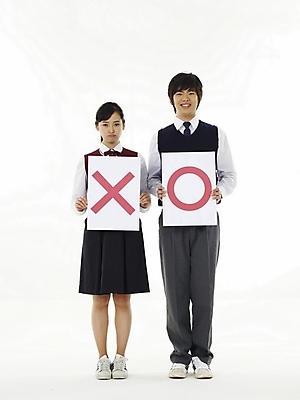 포토 JPG 스튜디오촬영 전신 학생 여학생 여자 교육 남자 교복 남학생 포즈 청소년 고등학생 누끼 사람 두명 10대 친구 스쿨라이프 시험 한국인 선택 X 문제 O 답안 오답 정답 십대만 국내포토 라이프스타일 알파벳 옷 컨셉 학교 관계 실내 동양인 파일형식