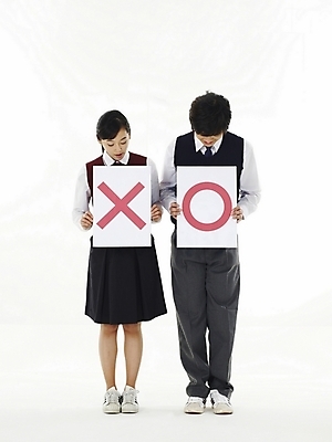 포토 JPG 스튜디오촬영 전신 학생 여학생 여자 교육 남자 교복 남학생 포즈 청소년 고등학생 누끼 사람 두명 10대 친구 스쿨라이프 시험 한국인 선택 X 문제 O 답안 오답 정답 십대만 국내포토 라이프스타일 알파벳 옷 컨셉 학교 관계 실내 동양인 파일형식