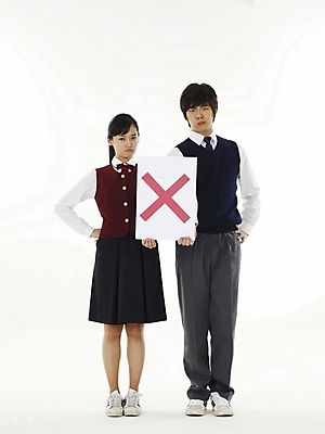 포토 JPG 스튜디오촬영 전신 학생 여학생 여자 교육 남자 교복 남학생 포즈 청소년 고등학생 누끼 사람 두명 10대 친구 스쿨라이프 시험 한국인 선택 X 문제 답안 오답 정답 십대만 국내포토 라이프스타일 알파벳 옷 컨셉 학교 관계 실내 동양인 파일형식