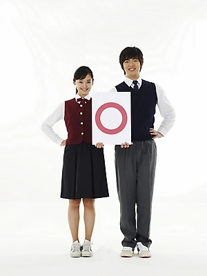 포토 JPG 스튜디오촬영 전신 학생 여학생 여자 교육 남자 교복 남학생 포즈 청소년 고등학생 누끼 사람 두명 10대 친구 스쿨라이프 시험 한국인 선택 문제 O 답안 오답 정답 십대만 국내포토 라이프스타일 알파벳 옷 컨셉 학교 관계 실내 동양인 파일형식