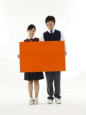 포토 JPG 스튜디오촬영 전신 학생 여학생 여자 교육 남자 교복 남학생 포즈 청소년 고등학생 안내 알림판 누끼 사람 두명 10대 친구 스쿨라이프 한국인 표지판 메시지 알림 십대만 소식_알림 국내포토 라이프스타일 옷 컨셉 학교 관계 실내 동양인 파일형식