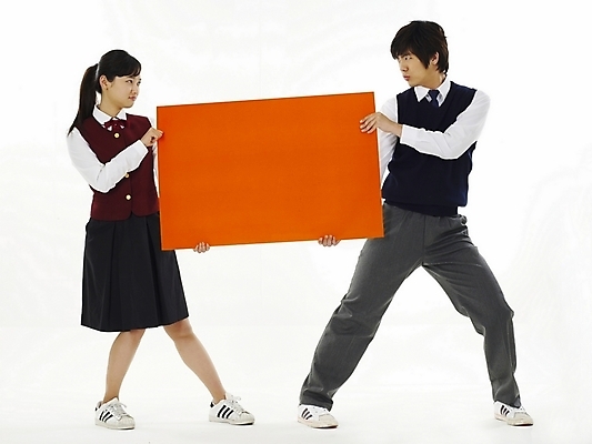 포토 JPG 스튜디오촬영 전신 학생 여학생 여자 교육 남자 교복 남학생 포즈 청소년 고등학생 안내 알림판 누끼 사람 두명 10대 친구 스쿨라이프 한국인 표지판 메시지 알림 십대만 소식_알림 국내포토 라이프스타일 옷 컨셉 학교 관계 실내 동양인 파일형식