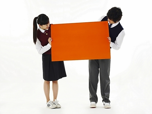 포토 JPG 스튜디오촬영 전신 학생 여학생 여자 교육 남자 교복 남학생 포즈 청소년 고등학생 안내 알림판 누끼 사람 두명 10대 친구 스쿨라이프 한국인 표지판 메시지 알림 십대만 소식_알림 국내포토 라이프스타일 옷 컨셉 학교 관계 실내 동양인 파일형식