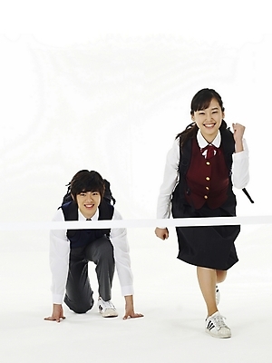 포토 JPG 스튜디오촬영 전신 학생 여학생 여자 교육 남자 교복 남학생 포즈 가방 배낭 청소년 고등학생 책가방 누끼 사람 두명 10대 친구 스쿨라이프 경쟁 한국인 결승선 십대만 국내포토 라이프스타일 잡화 옷 컨셉 학교 관계 실내 동양인 파일형식