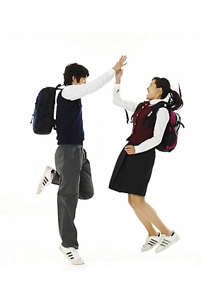 포토 JPG 스튜디오촬영 전신 학생 여학생 여자 교육 남자 교복 남학생 포즈 가방 배낭 청소년 고등학생 책가방 누끼 사람 두명 10대 친구 스쿨라이프 점프 한국인 손뼉 하이파이브 십대만 국내포토 라이프스타일 잡화 옷 학교 관계 모션 실내 동양인 손짓 파일형식
