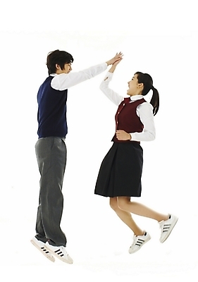 포토 JPG 스튜디오촬영 전신 학생 여학생 여자 교육 남자 교복 남학생 포즈 청소년 고등학생 누끼 사람 두명 10대 친구 스쿨라이프 점프 한국인 손뼉 하이파이브 십대만 국내포토 라이프스타일 옷 학교 관계 모션 실내 동양인 손짓 파일형식
