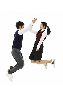 포토 JPG 스튜디오촬영 전신 학생 여학생 여자 교육 남자 교복 남학생 포즈 청소년 고등학생 누끼 사람 두명 10대 친구 스쿨라이프 점프 한국인 손뼉 하이파이브 십대만 국내포토 라이프스타일 옷 학교 관계 모션 실내 동양인 손짓 파일형식