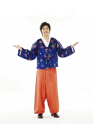 포토 JPG 스튜디오촬영 전신 한국전통 전통 명절 남자 남학생 포즈 청소년 한명 누끼 사람 손짓 10대 한국인 전통의상 한복 남자만 남자한명만 십대만 십대남자만 십대남자한명만 국내포토 1 학생 기념일 모션 한국 실내 동양인 파일형식