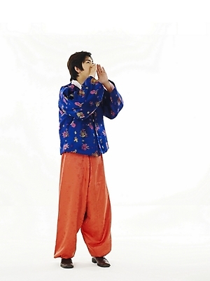 포토 JPG 스튜디오촬영 전신 한국전통 전통 명절 남자 남학생 포즈 청소년 한명 누끼 사람 손짓 10대 외침 한국인 전통의상 한복 남자만 남자한명만 십대만 십대남자만 십대남자한명만 국내포토 1 학생 기념일 모션 한국 실내 동양인 소리 파일형식