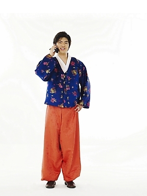 포토 JPG 스튜디오촬영 전신 한국전통 전통 명절 남자 남학생 과학 포즈 청소년 정보통신 한명 누끼 사람 10대 스마트폰 한국인 전통의상 한복 전화기 통화 남자만 남자한명만 십대만 십대남자만 십대남자한명만 국내포토 1 학생 기념일 통신 모션 한국 실내 동양인 핸드폰 스마트기기 정보 파일형식