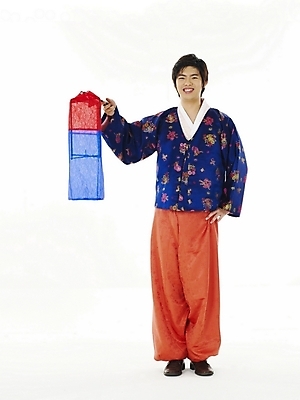 포토 JPG 스튜디오촬영 전신 한국전통 전통 명절 남자 남학생 포즈 청소년 한명 누끼 사람 10대 한국인 전통의상 한복 청사초롱 남자만 남자한명만 십대만 십대남자만 십대남자한명만 국내포토 1 학생 기념일 한국 실내 동양인 초롱 파일형식