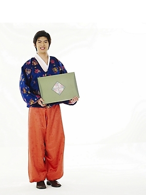 포토 JPG 스튜디오촬영 전신 한국전통 전통 명절 남자 남학생 포즈 청소년 선물 한명 누끼 사람 10대 선물상자 한국인 전통의상 한복 남자만 남자한명만 십대만 십대남자만 십대남자한명만 국내포토 1 학생 기념일 한국 실내 동양인 상자 파일형식