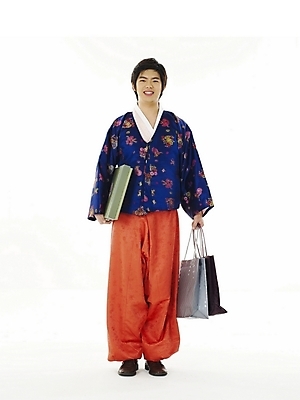 포토 JPG 스튜디오촬영 전신 한국전통 전통 명절 남자 남학생 포즈 청소년 선물 한명 누끼 사람 10대 선물상자 한국인 전통의상 한복 남자만 남자한명만 십대만 십대남자만 십대남자한명만 국내포토 1 학생 기념일 한국 실내 동양인 상자 파일형식