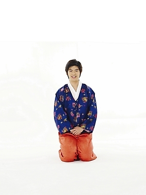 포토 JPG 스튜디오촬영 전신 한국전통 전통 명절 남자 남학생 포즈 청소년 한명 누끼 사람 10대 한국인 인사 절 전통의상 한복 남자만 남자한명만 십대만 십대남자만 십대남자한명만 국내포토 1 학생 기념일 한국 실내 동양인 예절 파일형식