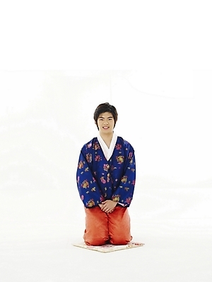 포토 JPG 스튜디오촬영 전신 한국전통 전통 명절 남자 남학생 포즈 청소년 한명 누끼 사람 10대 한국인 인사 절 전통의상 한복 남자만 남자한명만 십대만 십대남자만 십대남자한명만 국내포토 1 학생 기념일 한국 실내 동양인 예절 파일형식