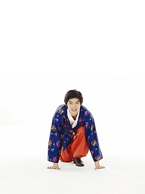 포토 JPG 스튜디오촬영 전신 한국전통 전통 명절 남자 남학생 포즈 청소년 한명 누끼 사람 10대 한국인 전통의상 한복 준비 남자만 남자한명만 십대만 십대남자만 십대남자한명만 국내포토 1 학생 기념일 한국 실내 동양인 파일형식