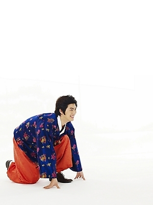 포토 JPG 스튜디오촬영 전신 한국전통 전통 명절 남자 남학생 포즈 청소년 한명 누끼 사람 10대 한국인 전통의상 한복 준비 남자만 남자한명만 십대만 십대남자만 십대남자한명만 국내포토 1 학생 기념일 한국 실내 동양인 파일형식