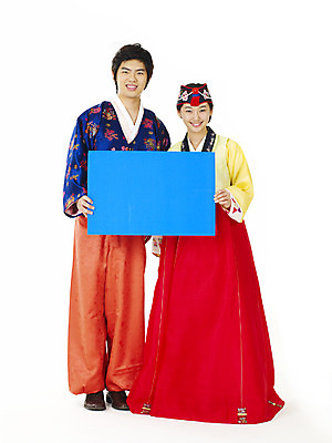 포토 JPG 스튜디오촬영 전신 한국전통 전통 커플 여학생 여자 명절 남자 남학생 포즈 청소년 고등학생 안내 누끼 사람 두명 10대 친구 한국인 전통의상 한복 알림 십대만 국내포토 학생 기념일 관계 한국 실내 동양인 파일형식