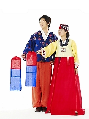 포토 JPG 스튜디오촬영 전신 한국전통 전통 커플 여학생 여자 명절 남자 남학생 포즈 청소년 고등학생 누끼 사람 두명 10대 친구 한국인 전통의상 한복 청사초롱 십대만 국내포토 학생 기념일 관계 한국 실내 동양인 초롱 파일형식