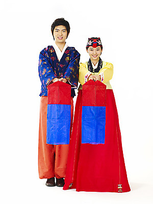 포토 JPG 스튜디오촬영 전신 한국전통 전통 커플 여학생 여자 명절 남자 남학생 포즈 청소년 고등학생 누끼 사람 두명 10대 친구 한국인 전통의상 한복 청사초롱 십대만 국내포토 학생 기념일 관계 한국 실내 동양인 초롱 파일형식