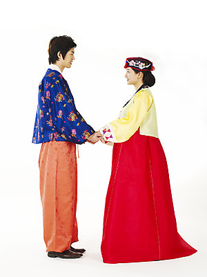 포토 JPG 스튜디오촬영 전신 한국전통 전통 커플 여학생 여자 명절 남자 남학생 포즈 청소년 고등학생 사랑 누끼 사람 두명 10대 친구 한국인 전통의상 한복 십대만 국내포토 학생 기념일 감정 관계 한국 실내 동양인 파일형식