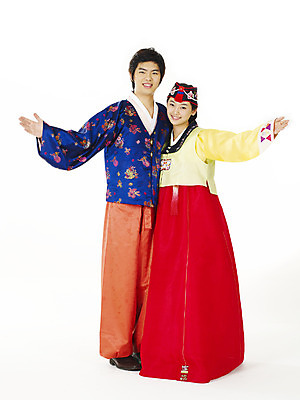 포토 JPG 스튜디오촬영 전신 한국전통 전통 커플 여학생 여자 명절 남자 남학생 포즈 청소년 고등학생 누끼 사람 손짓 두명 10대 친구 한국인 전통의상 한복 십대만 국내포토 학생 기념일 관계 모션 한국 실내 동양인 파일형식