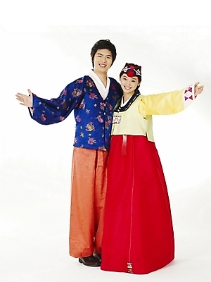 포토 JPG 스튜디오촬영 전신 한국전통 전통 커플 여학생 여자 명절 남자 남학생 포즈 청소년 고등학생 누끼 사람 손짓 두명 10대 친구 한국인 전통의상 한복 십대만 국내포토 학생 기념일 관계 모션 한국 실내 동양인 파일형식