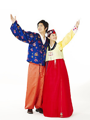 포토 JPG 스튜디오촬영 전신 한국전통 전통 커플 여학생 여자 명절 남자 남학생 포즈 청소년 고등학생 누끼 사람 손짓 두명 10대 친구 한국인 전통의상 한복 십대만 국내포토 학생 기념일 관계 모션 한국 실내 동양인 파일형식