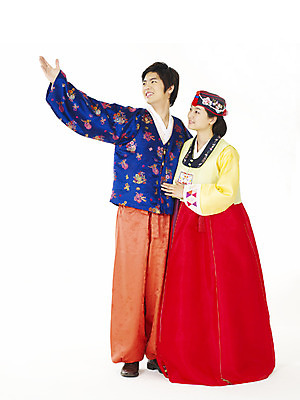 포토 JPG 스튜디오촬영 전신 한국전통 전통 커플 여학생 여자 명절 남자 남학생 포즈 청소년 고등학생 누끼 사람 손짓 두명 10대 친구 한국인 전통의상 한복 십대만 국내포토 학생 기념일 관계 모션 한국 실내 동양인 파일형식