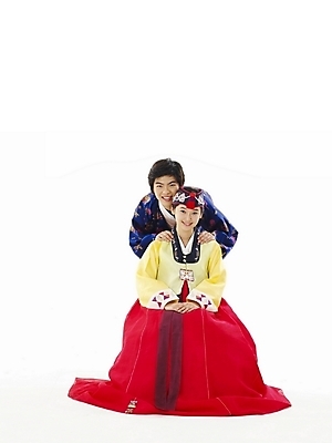 포토 JPG 스튜디오촬영 전신 한국전통 전통 커플 여학생 여자 명절 남자 남학생 포즈 청소년 고등학생 누끼 사람 두명 10대 친구 한국인 전통의상 한복 십대만 국내포토 학생 기념일 관계 한국 실내 동양인 파일형식