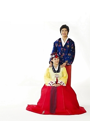 포토 JPG 스튜디오촬영 전신 한국전통 전통 커플 여학생 여자 명절 남자 남학생 포즈 청소년 고등학생 누끼 사람 두명 10대 친구 한국인 전통의상 한복 십대만 국내포토 학생 기념일 관계 한국 실내 동양인 파일형식