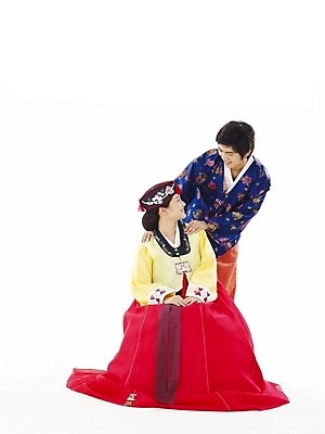 포토 JPG 스튜디오촬영 전신 한국전통 전통 커플 여학생 여자 명절 남자 남학생 포즈 청소년 고등학생 누끼 사람 두명 10대 친구 한국인 전통의상 한복 십대만 국내포토 학생 기념일 관계 한국 실내 동양인 파일형식