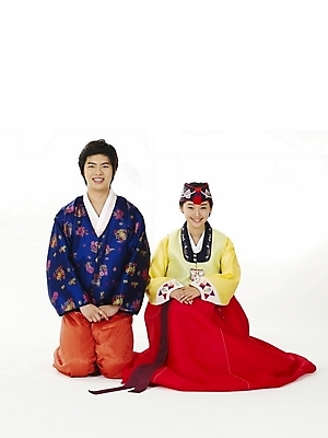 포토 JPG 스튜디오촬영 전신 한국전통 전통 커플 여학생 여자 명절 남자 남학생 포즈 청소년 고등학생 누끼 사람 두명 10대 친구 한국인 인사 전통의상 한복 십대만 국내포토 학생 기념일 관계 한국 실내 동양인 예절 파일형식