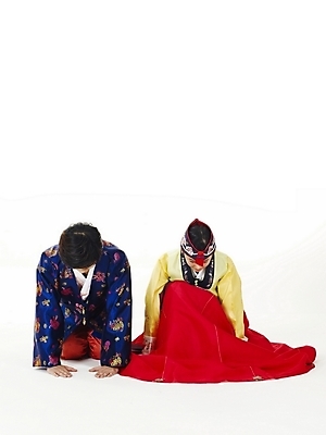 포토 JPG 스튜디오촬영 전신 한국전통 전통 커플 여학생 여자 명절 남자 남학생 포즈 청소년 고등학생 누끼 사람 두명 10대 친구 한국인 인사 절 전통의상 한복 십대만 국내포토 학생 기념일 관계 한국 실내 동양인 예절 파일형식