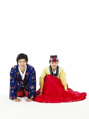 포토 JPG 스튜디오촬영 전신 한국전통 전통 커플 여학생 여자 명절 남자 남학생 포즈 청소년 고등학생 누끼 사람 두명 10대 친구 한국인 인사 절 전통의상 한복 십대만 국내포토 학생 기념일 관계 한국 실내 동양인 예절 파일형식