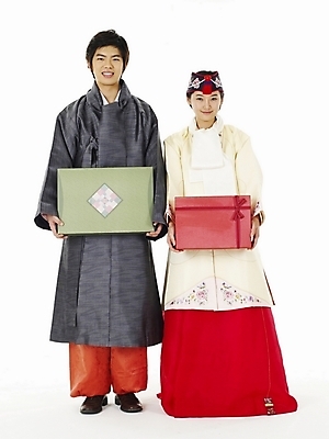 포토 JPG 스튜디오촬영 전신 한국전통 전통 커플 여학생 여자 명절 남자 남학생 포즈 청소년 고등학생 선물 누끼 사람 두명 10대 친구 선물상자 한국인 전통의상 한복 십대만 국내포토 학생 기념일 관계 한국 실내 동양인 상자 파일형식