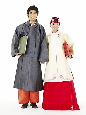 포토 JPG 스튜디오촬영 전신 한국전통 전통 커플 여학생 여자 명절 남자 남학생 포즈 청소년 고등학생 선물 누끼 사람 두명 10대 친구 선물상자 한국인 전통의상 한복 십대만 국내포토 학생 기념일 관계 한국 실내 동양인 상자 파일형식