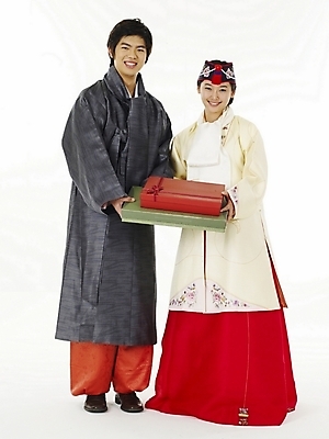 포토 JPG 스튜디오촬영 전신 한국전통 전통 커플 여학생 여자 명절 남자 남학생 포즈 청소년 고등학생 선물 누끼 사람 두명 10대 친구 선물상자 한국인 전통의상 한복 십대만 국내포토 학생 기념일 관계 한국 실내 동양인 상자 파일형식