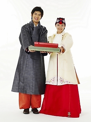 포토 JPG 스튜디오촬영 전신 한국전통 전통 커플 여학생 여자 명절 남자 남학생 포즈 청소년 고등학생 선물 누끼 사람 두명 10대 친구 선물상자 한국인 전통의상 한복 십대만 국내포토 학생 기념일 관계 한국 실내 동양인 상자 파일형식