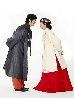 포토 JPG 스튜디오촬영 전신 한국전통 전통 커플 여학생 여자 명절 남자 남학생 포즈 청소년 고등학생 누끼 사람 두명 10대 친구 한국인 전통의상 한복 십대만 국내포토 학생 기념일 관계 한국 실내 동양인 파일형식